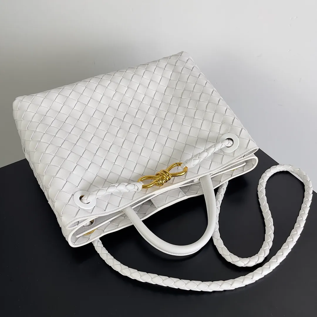 The 2023 new Andiamo batch of 2260 BV has been shipped‼ ️Really popular🔥The new Andiamo woven handbag launched by Bottega Veneta this season is really popular all over the world! ! Celebrities at home and abroad have worn it, and Oscar-winning actress Michelle Yeoh has taken it out on the street. Song Jia, Trai Yara, Yu Feihong, Sanji Ayaka, Rosie Hunting-Whiteley, Yoshioka Riho, etc. have all picked up this bag. It is classic and versatile, showing off its temperament, and the bag capacity is also large, which is very convenient for daily commuting! ! A variety of carrying methods, the shoulder straps can be adjusted by yourself, the original lambskin feels soft and delicate, and the unisex style breaks the gender boundaries and brings a more practical and long-lasting use experience. Andiamo, which has both elegant and casual styles, perfectly interprets the true appearance of "fashionable old money style". Style number: 743572 Size: 32*24*12